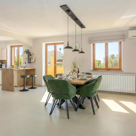Double D Modern Family Near - Happy Apartment