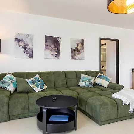 Apartment Double D Modern Family Near - Happy
