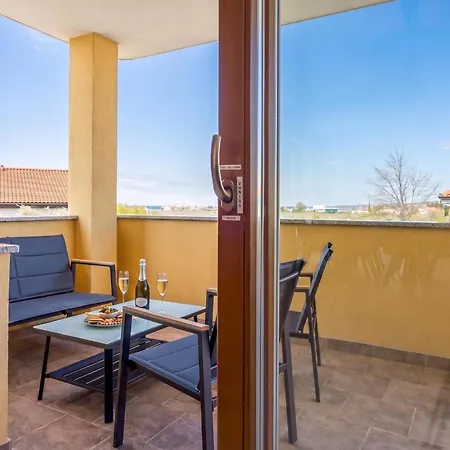 Apartment Double D Modern Family Near - Happy